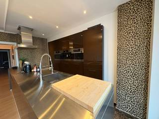 Luxueus appartement met zijdelings zeezicht op de Markt/het Wapenplein van Oostende.<br /><br />Op een absolute topligging aan de Markt/Wapenplein van Oostende bevindt zich dit zeer mooi en luxueus afgewerkt appartement op de vijfde verdieping. Dankzij de ligging geniet u van een prachtig zijdelings zeezicht en een levendige omgeving.<br /><br />Het appartement beschikt over twee uitzonderlijk ruime slaapkamers, wat een zeldzame troef is op deze locatie. De volledig uitgeruste keuken is afgewerkt met hoogwaardige Miele-toestellen en sluit naadloos aan bij de leefruimte.<br /><br />Verder zijn er twee volwaardige bergingen in het appartement zelf, een apart gastentoilet en een prachtig afgewerkte badkamer met moderne inloopdouche.<br /><br />Buiten geniet u optimaal van de ruimte dankzij een terras aan de voorzijde én een terras aan de achterzijde, ideaal om op elk moment van de dag van zon en rust te genieten.<br /><br />Een uniek en luxueus appartement voor wie comfort, ruimte en een topligging aan zee weet te appreciëren.<br /><br />De huurprijs bedraagt 950€ +50€ algemene kosten. <br /><br />Interesse? Aarzel niet en plan uw bezoek in!<br /><br />