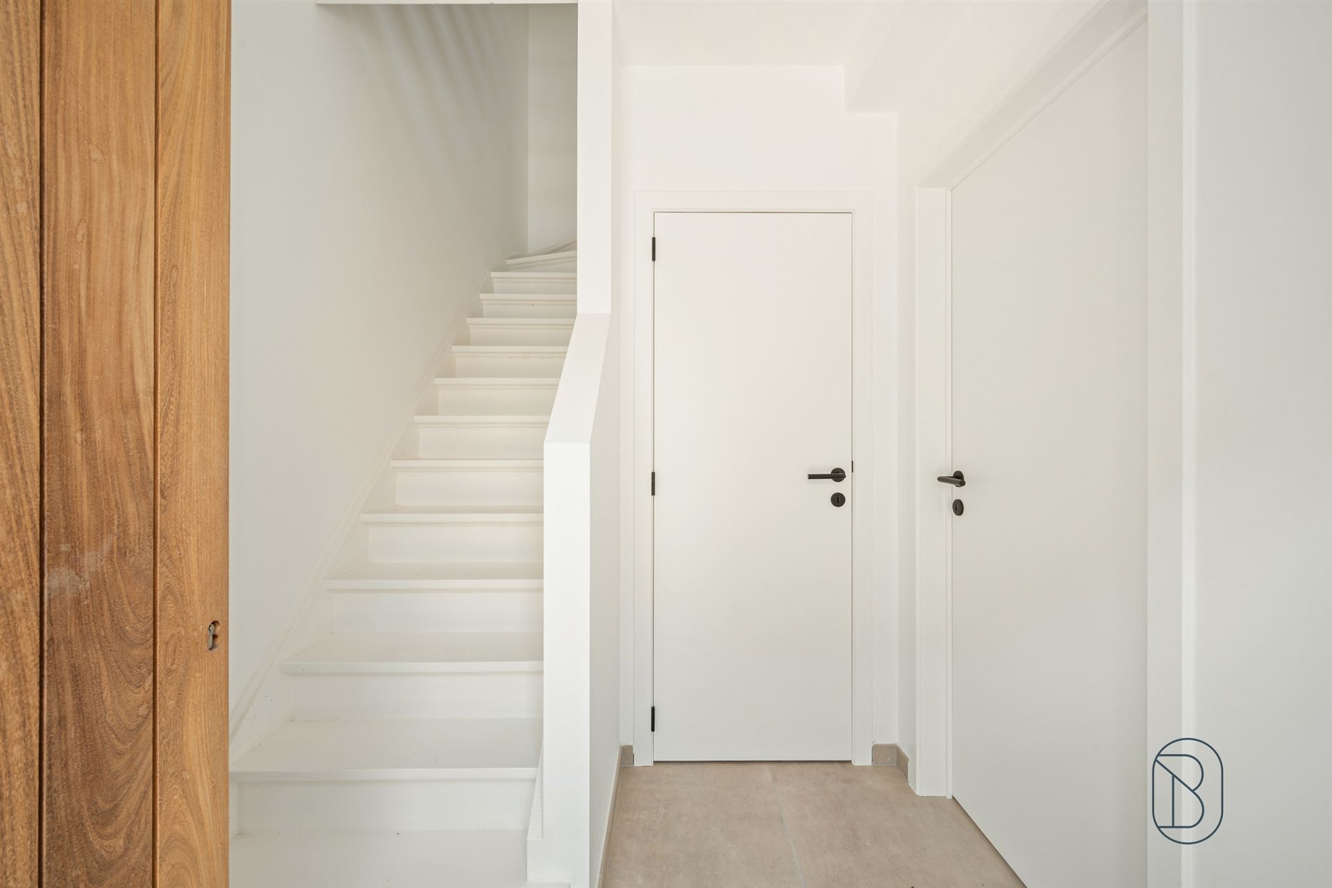 Charmant gerenoveerde woning met grote aangename tuin en handige oprit. - foto 5