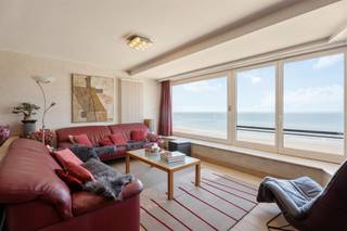 Stijlvol ingericht woonappartement met een fenomenaal frontaal zicht op zee. Bij het binnentreden ervaart u onmiddellijk licht, ruimte en luxe.De...