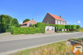 GOOIK - Luxueus afgewerkte hoeve met bijgebouw en aanpalende weide<br /><br />Deze prachtige, volledig instapklare hoeve is gelegen vlak aan het natuurgebied Kesterheide. Op het gelijkvloers bestaat de woning uit een inkomhal met gastentoilet, een volledig ingerichte bureauruimte, een gezellige zithoek, een ruime eetplaats en een volledig ingerichte keuken met prachtig uitzicht en aanpalende berging. <br />Op de eerste verdieping bevinden zich 2 ruime slaapkamers, een badkamer en een derde master bedroom met dressing en eigen badkamer. De zolderverdieping omvat een vierde slaapkamer en berging. Alle kamers zijn voorzien van ingemaakte kasten. <br /><br />De originele schuur van de hoeve wordt gebruikt als opslagruimte en deels een zithoek/slaapkamer met wellnessruimte en zicht op het zwembad.<br />De multifuctionele schuur kan omgebouwd worden tot hobbyruimte, praktijk, zorgwoning,.... De twee afzonderlijke toegangspoorten bieden hierbij ook een voordeel.<br />Achter de volledig aangelegde tuin en de binnenkoer is nog een kleine stalling met aanpalende weide. <br />De eigendom biedt met zijn verschillende terrassen, zwembad en prachtig aangelegde tuin op elk moment een plek om volledig tot rust te komen. <br /><br />Rust, klasse en kwalitatieve afwerking zijn de troeven van deze eigendom.<br /><br />Voor meer info of bezoek: 053/60.65.66
