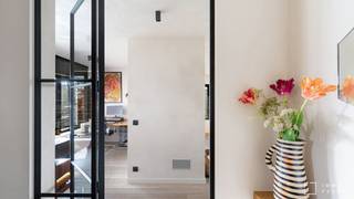 Vlakbij de Magere Schorre en het Koningsbos bevindt zich deze instapklare, alleenstaande villa op een perceel van 527 m². De woning geniet van...