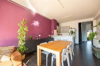 <p><span>Wonen in de Offerandestraat is kiezen voor een levendige buurt met gezellige horeca, winkels, openbaar vervoer en het historisch centrum vlakbij. Dit instapklare appartement combineert een open, lichtrijke leefruimte met een rustige slaapkamer en een fijn terrasje achteraan. Ideaal voor starters, singles of als slimme investering in de stad. Bovendien wordt het dak van het gebouw vernieuwd, waardoor de EPC-score in de toekomst aanzienlijk zal verbeteren.</span></p><p><span>Open leefruimte met veel licht</span></p><p><span>Via de inkomhal, met handige vestiaire, stap je binnen in de open leefruimte met open keuken. Meteen valt het natuurlijke licht op dat langs de grote raampartijen binnenstroomt. Hier installeer je met gemak een gezellige zithoek aan het raam, waar je geniet van het open zicht en de zon die hier mooi binnenvalt.<br /><br />De open keuken sluit mooi aan op de eet- en zithoek en is praktisch ingericht met voldoende kastruimte, oven, kookplaat, dampkap en plaats voor een wasmachine. Aan de toog kun je gezellig aperitieven terwijl iemand kookt.</span></p><p><span>Rustige slaapkamer &amp; terras achteraan</span></p><p><span>Achteraan ligt de ruime slaapkamer, rustig gelegen weg van de straatzijde. Dankzij de grote ramen voelt ook deze kamer aangenaam licht aan. Extra fijn: vanuit de slaapkamer stap je rechtstreeks het compacte terras op, met uitzicht op de omliggende tuinen en daken. Een heerlijke plek voor een koffietje in de ochtend of een drankje in de avondzon.<br /><br />De badkamer bevindt zich centraal in het appartement en is uitgerust met een ligbad, lavabo en toilet. In de kelder heb je bovendien nog handige extra bergruimte om spullen in op te bergen.</span></p><p><span>Levendig wonen in Antwerpen-Noord</span></p><p><span>Je woont hier op een supercentrale locatie in Antwerpen, vlakbij de Rooseveltplaats en op wandelafstand van Park Spoor Noord en het historisch centrum. Hippe koffiebars, leuke restaurants, supermarkten en buurtwinkels liggen allemaal op wandelafstand. Ook qua mobiliteit zit je hier goed: tram, bus, Velo-stations en Antwerpen-Centraal liggen vlakbij, net als de Ring en belangrijke invalswegen.<br /><br />Extra troef: het dak van het gebouw wordt volledig vernieuwd en geïsoleerd. Hierdoor zal de EPC-score van het appartement aanzienlijk verbeteren, wat zorgt voor een energiezuinigere woning én een interessante meerwaarde voor de toekomst.</span></p><p><span> </span></p>