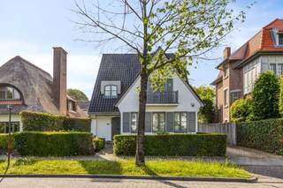 <p><span>ELSDONK: charmante villa met 4 slaapkamers en zuidtuin.</span></p><p><span>Via de charmant aangelegde voortuin betreden we deze </span><span>karaktervolle, instapklare en uitstekend verzorgde villa</span><span>. De inkomhal verwelkomt je met een gastentoilet en een mooie, open houten trap die meteen de warme sfeer van de woning benadrukt.</span></p><p><span>De ruime </span><span>woon- en leefruimte in U‑vorm</span><span> is afgewerkt met parket en voorzien van een stijlvolle sierschouw. Dankzij de grote raampartijen geniet je hier van een overvloed aan licht en een aangenaam zicht op het terras en de zuidgerichte tuin. Het aangelegde terras vormt een ideale plek om te ontspannen en geeft toegang tot de garage/bijgebouw en de oprit.</span></p><p><span>De </span><span>ingerichte keuken</span><span> is uitgerust met kwalitatieve AEG-inbouwtoestellen en biedt voldoende werk- en bergruimte, inclusief een gezellige ontbijtboog. Ook vanuit de keuken is er directe toegang tot het terras en de tuin, wat het geheel bijzonder praktisch maakt.</span></p><p><span>Op de </span><span>eerste verdieping</span><span> bevindt zich een aangenaam en licht volume met een ruime overloop die toegang geeft tot </span><span>vier riante slaapkamers</span><span>. De comfortabele, lumineuze badkamer is ingericht met een ligbad, aparte douche en een dubbele lavabo in meubel met spiegel en verlichting.</span></p><p><span>Verder beschikt de woning over een </span><span>geïsoleerde zolderruimte</span><span>, ideaal als extra berging, en een </span><span>droge, ruime kelder</span><span>.</span></p><p><span>Bijzonderheden</span><span>:</span></p><ul><li><span>Oprit voor </span><span>2 à 3 wagens</span><span> met houten poort en zeer ruime garage </span></li><li><span>Kwalitatieve gordijnen en verlichting doorheen de woning</span></li><li><span>TV‑aansluiting in alle slaapkamers</span></li><li><span>Alarm- en videofoniesysteem</span></li><li><span>Nieuwe Buderus gasketel</span></li></ul><p><span> </span></p><p><span>Beschikbaar vanaf 01/09/2026</span></p><p><span> </span></p><p><span>Deze woning is een </span><span>ideale, instapklare gezinswoning</span><span> op een uitstekende ligging, vlakbij strategische invalswegen, winkels en kwalitatieve scholen.</span></p>