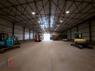 <strong>Magazijnruimte</strong> met een oppervlakte van <strong>+/-1.000 m² </strong>(20b x 50d) te huur in<strong> Zedelgem</strong>, fantastisch gelegen langs de drukke Torhoutsesteenweg (N32), de verbindingsweg tussen Brugge en Torhout. De E403 op- en afrit 11 Ruddervoorde situeert zich op amper 3,2 km.<br /><br />De loods met een vrije hoogte van 6,4 meter is toegankelijk via een automatische sectionale poort met codeklavier en een afzonderlijke toegangsdeur. Verder is het geïsoleerde magazijn voorzien van een nieuw dak en nieuwe gevelpanelen, vernieuwde LED verlichting alsook de nodige elektrische voorzieningen (3x380V en 63A). Er is een mezzanine van +/- 85 m² aanwezig met vaste trap.<br /><br />Ruime parkeergelegenheid en manoeuvreerruimte op het ruime en verharde terrein.<br />Onmiddellijk beschikbaar.<br /><br />Contacteer <strong>PANORAMA B2B</strong> voor bijkomende inlichtingen omtrent de voorschriften of een plaatsbezoek <strong>0479 70 70 73</strong>.