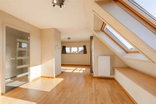 <p><span><strong>KIJKDAG ZA 10/10 | HUURRENDEMENT 3,7% | INSTAPKLAAR EN ENERGIEZUINIG APPARTEMENT MET TERRAS OP TOPLIGGING IN HARTJE TORHOUT</strong></span><br /><span>In hartje Torhout, vinden we dit instapklaar appartement, vlakbij bakker, slager, school, supermarkten, restaurants, openbaar vervoer en met vlotte verbindingen naar onder meer Brugge, Roeselare en de kust, doch met rustige ligging. Met een bewoonbare oppervlakte van 60 m² kan men genieten van een lichtrijke leefruimte met open en keuken, 1 slaapkamer met ensuite badkamer en een zongericht terras. Het appartementsgebouw werd gebouwd in 2007, geniet een lift en is energiezuinig. Met een huurrendement van maar liefst 3,7% is dit de ideale investeringseigendom maar ook als starterseigendom heel interessant. Kijkdag op afspraak zaterdag 10 oktober, mail of bel om jouw afspraak vast te leggen.</span></p><p><span><strong>INDELING:</strong></span><br /><span>We komen binnen in de inkomhal met afzonderlijk toilet. Vanuit de inkom komen we terecht in de ruime en lichtrijke leefruimte met open en volledig geïnstalleerde keuken.</span><br /><span>De leefruimte biedt voldoende plaats voor een zithoek en eetplaats en biedt toegang tot het zongerichte terras.</span><br /><span>Vanuit de leefruimte heeft men rechtstreekse toegang naar de slaapkamer met ensuite badkamer met bad en lavabo met meubel.</span><br /><span>Daarnaast is er tevens een inloopdouche voorzien alsook 2 extra bergingen.</span><br /><span>Het appartement is energiezuinig en geniet elektrische rolluiken. </span><br /><span>Tot slot is er ook de mogelijkheid om een afgesloten garage bij aan te kopen, dit voor 25.000 euro.</span></p><p><span><strong>TROEVEN:</strong></span><br /><span>- Topligging</span><br /><span>- Lift</span><br /><span>- Energiezuinig</span><br /><span>- Terras</span><br /><span>- Huurrendement 3,7%</span><br /><span>- Mogelijkheid tot garage</span></p>
