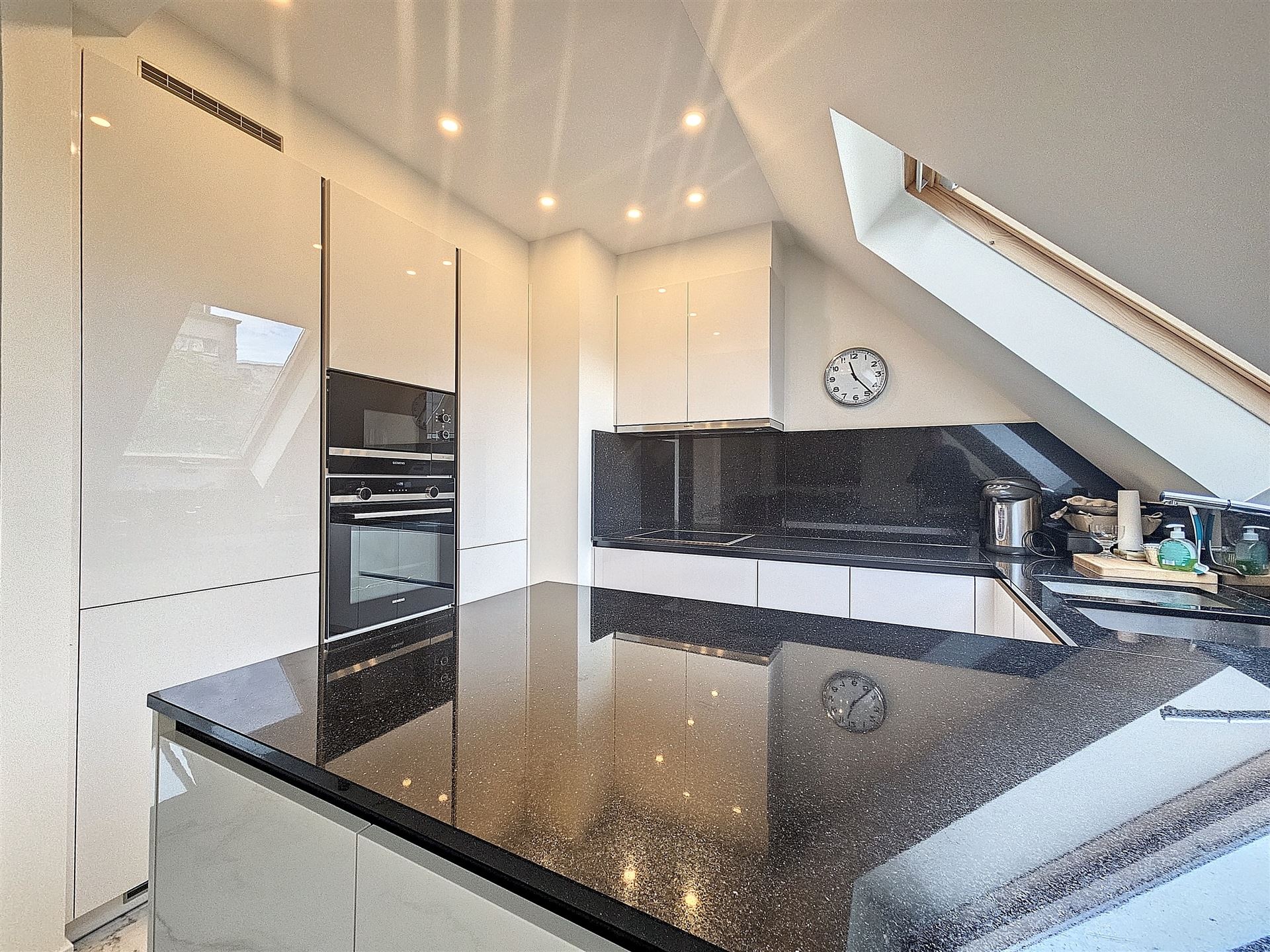 Ruime penthouse met 3 slpks, 2 badkamers en staanplaats - foto 2