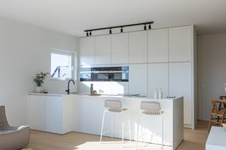 <ul>
<li>Dit uniek <strong>penthouse appartement</strong> is gelegen langs de troonstraat te Oostende.</li>
<li>Het appartement beschikt over de unieke combinatie van prachtige vergezichten, <strong>zeezicht</strong> en zicht op de golf!</li>
<li>Omwille van de gunstige oriëntatie geniet je er de ganse dag van de <strong>zon</strong>!</li>
<li>De indeling is als volgt: inkom, leefruimte met open keuken, <strong>2 slaapkamers</strong>, badkamer met bad en douche, berging, <strong>riant terras</strong> en <strong>optionele garage.</strong></li>
<li>Het appartement is recent <strong>gerenoveerd</strong> met zeer <strong>kwalitatieve materialen</strong>!</li>
<li>Zijn onder andere aanwezig: parketvloer, Miele toestellen, <strong>airco</strong>, ingemaakte kasten, ...</li>
<li>Bijkomende kenmerken: <strong>gunstig EPC attest</strong>, conforme elektrische keuring en asbest-veilig attest.</li>
<li>Dit is zowel het ideale tweede verblijf als hoofdverblijfplaats.</li>
</ul>