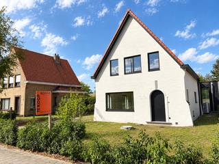 <p>Op zoek naar een <strong>kwalitatieve, energiezuinige en instapklare gezinswoning</strong> met ruimte, comfort én een zonnige tuin? Deze volledig gerenoveerde, alleenstaande woning met een stijlvolle, moderne aanbouw is gelegen vlak bij het centrum van Sijsele.</p>
<p>De woning geniet van <strong>veel natuurlijk licht en een aangename indeling</strong>, waardoor elke ruimte ruimtelijk en uitnodigend aanvoelt.</p>
<p><strong>De woning biedt onder meer:</strong></p>
<ul>
<li>Een <strong>ruime keuken met aansluitende eetruimte</strong></li>
<li>Een gezellige <strong>leefruimte met afsluitbare bureauruimte</strong>, ideaal voor thuiswerk</li>
<li><strong>3 volwaardige slaapkamers</strong> - <strong>2 badkamers</strong></li>
<li>Een <strong>droge kelder</strong>, een praktische <strong>bijkeuken en afzonderlijke wasplaats</strong></li>
<li>Een <strong>ruime, zonnige tuin</strong> met buitenberging/garage</li>
<li><strong>3 terrassen</strong>: vooraan, in de zijtuin en aan de achterzijde</li>
<li><strong>Vloerverwarming</strong> via een energiezuinige <strong>lucht-waterwarmtepomp</strong></li>
</ul>
<p><strong>Kwalitatieve afwerking in het vooruitzicht</strong></p>
<p>De woning wordt <strong>schilderklaar afgewerkt</strong>, waarbij verschillende elementen nog verder worden afgewerkt om het geheel een hoogwaardige en hedendaagse uitstraling te geven:</p>
<ul>
<li>Kaleien van de gevel van de bestaande woning</li>
<li>Afwerking van de gevel van de aanbouw met <strong>zwart latwerk</strong></li>
<li>Buitenberging/garage wordt bekleed met <strong>zwart hout</strong> en voorzien van elektriciteit</li>
<li>Plaatsing van <strong>parket in de leefruimte en slaapkamers</strong></li>
<li><strong>Maatmeubilair</strong> voor keuken, badkamer en slaapkamers</li>
<li>Optioneel kan de <strong>aanleg van de oprit en tuin</strong> nog worden besproken</li>
</ul>
<p>Dankzij de combinatie van <strong>karaktervolle architectuur, moderne accenten, energiezuinige technieken en een ruime zonnige tuin</strong> is dit een woning die zowel vandaag als in de toekomst bijzonder aangenaam wonen biedt.</p>
<p>De <strong>gunstige ligging nabij het centrum van Sijsele</strong> zorgt bovendien voor een vlotte bereikbaarheid van winkels, scholen, openbaar vervoer en belangrijke verbindingswegen.</p>
<p><strong>Een ideale woning voor wie op zoek is naar comfort, ruimte en energiezuinig wonen. <br /><br /></strong>Contacteer Bonne Vastgoed voor meer info of voor het inplannen van een bezoek via info@bonnevastgoed.be of via 050/73.73.73.<strong> </strong></p>