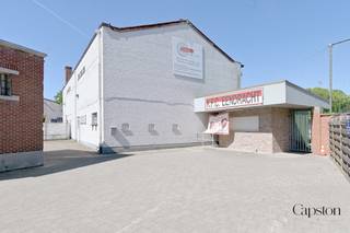 Het gebouw bestaat uit een gelijkvloers met 2 vergaderruimtes, ruimte voor keuken en toiletten.
De bovenverdieping omvat een heel grote ruimte met een vaste bar.
EPC: label F met U.C. 20260605-0003884412-KNR-1
P & G-score: A