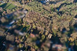 Deze grond is vooraan 15m breed; de te bouwen alleenstaande woning kan dus 9m breed zijn (diepte van maximum 17m).Achteraan deint het perceel uit...