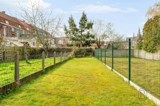 <p>Ontdek deze instapklare woning met 3 slpk en tuin, gelegen nabij het centrum van Ronse en de Stadstuin.<br /><br />De indeling is als volgt:<br />Gelijkvloers: leefruimte, gang, keuken, wc, berging<br />Verdieping 1: nachthal met WC en één ruime slaapkamer<br />verdieping 2: 2 slaapkamers<br /><br />Tuin: een grote diepe tuin<br /><br />De troeven van deze woning?<br />- centrale ligging<br />- goedgekeurde elektriciteit<br />- vernieuwde daken<br />- CV op aardgas: ook CV op de zolderkamers!<br />- Overal dubbele beglazing<br /><br />De woning is momenteel VERHUURD aan 750 € per maand en is dus ook interessant als rendabele investering!<br /><br />Wil je een bezoek brengen aan deze woning? Contacteer me: Caroline@immobeguin.be</p>