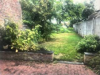 Gelijkvloers appartement, met grote tuin en terras, ideaal startersappartement.Recentelijk vernieuwde gevel in crepi.Ruime parkings voor de...