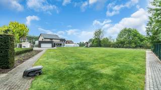 Welkom op de Weg naar Opoeteren 99 in Opglabbeek (Oudsbergen).<br /><br />Bent u op zoek naar een exclusieve open bebouwing op een toplocatie in Opglabbeek?<br />Bent u op zoek naar een luxueuze woning die uitblinkt in comfort, ruimte en energiezuinigheid?<br />Dan is deze bijzondere villa precies wat u zoekt!<br /><br />Deze woning werd gebouwd in 1965 en doorheen de jaren werden er verschillende renovaties uitgevoerd.<br />Zo werd er in 2006 een nieuwe veranda gebouwd, in 2014 werd er een nieuwe keuken geïnstalleerd en in 2021 een nieuwe pergola.<br />De woning is gelegen op een perceel van 26a 90ca en de tuin is volledig omheind.<br /><br />Benieuwd naar de videoreportage? 👉 https://player.vimeo.com/video/1190054197<br /><br />Troeven:<br />✔ 4 slaapkamers<br />✔ Energiezuinige woning (B-label) <br />✔ Een volledig omheind perceel met automatische poort<br />✔ Dubbele inpandige garage met sectionale poort<br />✔ Ingebouwd overdekt zwembad (verwarming, filtersysteem en automatisch doseersysteem)<br />✔ 42 zonnepanelen aanwezig mét groenestroomcerficaten tot 09/2031<br />✔ Beregeningssysteem in de tuin aangesloten op grondwaterput<br />✔ Alarminstallatie<br />✔...<br /><br />De indeling is als volgt:<br /><br /><u>Gelijkvloers:</u> 215,40m²<br />U betreedt de woning via de inkomhal aan de voorkant.<br />Van hieruit kan u de eerste bureauruimte betreden.<br /><br />De hyper geïnstalleerde keuken is centraal gelegen en is uitgerust met een kookplaat, dampkap, grote koelkast, vaatwas, oven, combi-oven, stoomoven én koffiezet.<br />Daarnaast beschikt de keuken over veel kastruimte met voldoende lades.<br /><br />In de hal naar de veranda bevindt zich een apart toilet en een berging.<br /><br />De veranda werd in 2006 gebouwd en beschikt over een prachtig uitzicht over de tuin. Daarnaast bevindt zich aan de buitenkant de pergola die werd uitgerust met verlichting, verwarming, automatische screens en elektrische luifels.<br /><br />De woonkamer is aan de zijkant gelegen en werd voorzien van een houtkachel.<br /><br />Naar de garage toe is er een tweede bureauruimte aanwezig en de garage is geschikt voor 2 personenwagens.<br /><br /><u>Verdiep 1:</u> 79,70m²<br />De nachthal geeft u toegang tot de 4 slaapkamers en badkamer.<br />De badkamer is voorzien van een douche, ligbad, toilet en badkamermeubel.<br /><br /><u>Kelder:</u> 48,20m²<br />De woning beschikt over een aangename, droge kelder.<br /><br /><u>Zolder:</u><br />Er is een zolder aanwezig die eventueel nog omgevormd kan worden tot extra bewoonbare oppervlakte.<br /><br />Documenten:<br />Het EPC-verslag, de elektrische keuring en het inplantingsplan kan u eenvoudig downloaden in bijlage.<br />Het asbestattest zal nog toegevoegd worden.<br /><br />Interesse in een bezichtiging?<br />Bel ons via 089 391 555 of mail naar info@frerevastgoed.be.<br /><br />* Opmetingen van de binnenmaten zijn indicatief en kunnen licht afwijken.<br /> 