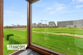 Stap binnen in deze unieke villa, gelegen aan de renbaan en golf van Oostende, en laat je betoveren door de mogelijkheden die deze woning te bieden heeft! <br /><br />Met een adembenemend open en groen uitzicht, omarmt deze architecturale parel een leven van rust en sereniteit. Hoewel deze woning te renoveren is, biedt ze een ongeëvenaarde kans om jouw droomhuis te creëren op een van de meest begeerde locaties in Oostende.<br /><br />Op het gelijkvloers vind je een prachtig ruime woonkamer die naadloos overgaat in de keuken, waarbij de mogelijkheid bestaat om deze ruimtes te transformeren tot een open en lichte leefruimte. Een ruime technische berging, apart toilet en elegante inkomhal bieden een solide basis voor jouw renovatieplannen.<br /><br />Op de eerste verdieping bevinden zich vier volwaardige slaapkamers, waardoor deze woning ideaal is voor gezinnen of voor wie ruimte nodig heeft voor gasten. De badkamer is een ruimte van potentieel, klaar om omgetoverd te worden tot een oase van ontspanning en luxe. Een extra berging biedt praktische opbergruimte voor al jouw behoeften.<br /><br />Gelegen op een zeer rustige locatie aan de renbaan, is deze villa de belichaming van privacy en exclusiviteit te midden van het groen. Met een renovatieplan op maat, kan deze woning getransformeerd worden tot jouw ultieme droomhuis, waar moderne luxe en architecturale schoonheid samenkomen. Mis deze unieke kans niet om jouw visie werkelijkheid te maken! <br /><br />