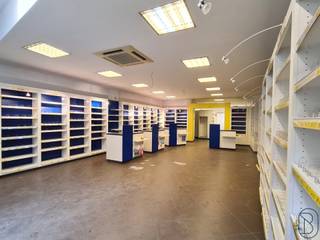 COMMERCIEEL gelegen HANDELSPAND met WOONST! Topgelegen in het CENTRUM van LESSINES. Enorm veel potentieel. Grote HANDELSRUIMTE met...