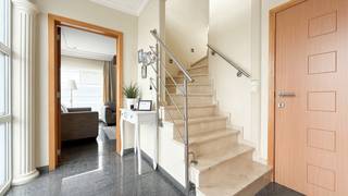 Bij ImmoFusion 7/7 “open huis” : klik op onze 3D-TOUR.<br />Ervaar vastgoed alsof je er zelf doorloopt!<br /><br />Stap binnen in deze royale gezinswoning met maar liefst 285m² bewoonbare oppervlakte, ideaal gelegen in een rustige straat op slechts 3 km van de autostrade én vlakbij het gezellige centrum van Heusden-Zolder. Dankzij de 5 slaapkamers, 3 badkamers, twee aparte woonkamers en een volledig aangelegde tuin met luxueuze tuinkamer, biedt dit pand ruimte, comfort én mogelijkheden in overvloed!<br /><br />Bij binnenkomst verwelkomt de ruime inkomhal je met een handige vestiairekast en de trap naar boven. Meteen voel je de openheid en het royale karakter van de woning. Rechts betreed je de eerste lichtrijke woonkamer van maar liefst 24m², perfect voor een gezellige zithoek of leefruimte. Via een verbindingsdeur kom je in de tweede, even ruime woonkamer die naadloos overloopt in de eetruimte en de keuken.<br /><br />De keuken is ruim opgezet en biedt alle ruimte voor de hobbykok of het drukke gezinsleven. Dankzij de directe verbinding met de eetruimte wordt samen koken en tafelen een waar genot. De grote ramen zorgen voor veel natuurlijk licht, en de doordachte indeling maakt het geheel bijzonder functioneel.<br /><br />Op het gelijkvloers vinden we ook een eerste badkamer met een inloopdouche en wastafel, én twee aparte toiletten — handig voor gasten of grotere gezinnen. Aan de achterzijde is er verder nog een apart bureelruimte van maar liefst 13m² die via een achterdeur ook apart bereikbaar is.<br /><br />De bovenverdieping is een ware oase van rust. Hier bevinden zich vijf volwaardige slaapkamers, waaronder een prachtige master bedroom met een aparte dressing en een eigen ensuite badkamer met douche. Verder is er nog een derde, zeer ruime badkamer voorzien van bad, toilet en lavabo — ideaal voor een groot gezin of gasten.<br /><br />Als extra troef beschikt deze woning over een volledig aangelegde tuin, waar rust en ontspanning centraal staan. Achteraan prijkt een indrukwekkende tuinkamer met industriële voorzieningen — ideaal als buitenkeuken, werkatelier of mancave. Hier kunnen kookliefhebbers hun hart ophalen, of kan je in alle privacy genieten van een aperitiefmoment met vrienden.<br /><br />Pluspunten:<br />- Zonnepanelen zorgen voor een lagere energiefactuur<br />- Een aparte bureelruimte, ideaal voor thuiswerk<br />- 3 badkamers en 3 toiletten<br />- Dubbele leefruimte, perfect voor gezinnen die ruimte willen<br />- 285m² bewoonbare oppervlakte<br />- Residentiële ligging met uitstekende bereikbaarheid<br />- EPC label B!<br />- Bouwjaar: 2004 – energiezuinig en goed onderhouden!<br /><br />Voor een bezichtiging ter plaatse of meer info, bel ons op 078/78.78.70, of kom gewoon binnen op ons kantoor. Steeds welkom!