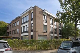Inkomhal; apart toilet met handenwasser; leefruimte met veel lichtinval; open, volledig geïnstalleerde keuken; badkamer met inloopdouche, spiegel, wastafel in meubel handdoekdroger en ruimte voor wasmachine/droogkast; 3 slaapkamers en garagebox.<br /><br />Geschikt voor maximaal 4 personen.<br />Gemeenschappelijke kosten: 50 EUR voor de minuterie + onderhoud van de inkomhal. De nutsvoorzieningen zijn privatief.<br />Beschikbaar op 01/01/2027.<br /><br />Huurwaarborg bedraagt 3 maanden huur.<br />Plaatsbeschrijving door extern bedrijf met gedeelde kosten.<br /><br />Een bezoek ter plaatse kunt u enkel online reserveren op www.hansvastgoed.com.<br />Voor meer informatie, bezoek onze website www.hansvastgoed.com of neem contact op met info@hansvastgoed.com of +32 3 366 05 30.