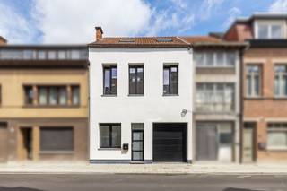 Bent u op zoek naar een gerenoveerde woning met 4 slaapkamers in het hartje van Temse? Gevonden. Deze woning heeft het allemaal: een EPC B,...
