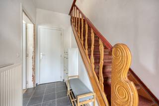 <p>Deze instapklare gezinswoning in Ninove ligt in een rustige straat en is doorheen de jaren zorgvuldig vernieuwd, waardoor ze onmiddellijk bewoonbaar is zonder renovatieverplichting en met conforme elektriciteit. De woning combineert comfort, ruimte en een aangename ligging met landelijk uitzicht aan het terras.</p><p>Via de inkomhal betreedt u de lichtrijke leefruimte met eetplaats en een open, volledig geïnstalleerde keuken die het hart van de woning vormt. Deze leefruimte geniet van een aangename indeling en directe connectie met het terras, waar u kan ontspannen met zicht op de groene omgeving.</p><p>Op de eerste verdieping bevinden zich twee volwaardige slaapkamers, aangevuld met een extra ruimte die perfect dienst kan doen als bureau of berging. De vernieuwde badkamer is uitgerust met een dubbele wastafel, inloopdouche en toilet en straalt hedendaags comfort uit.</p><p>Daarnaast beschikt de woning over een zolder en een volledige onderkeldering, wat zorgt voor bijzonder veel stockageruimte en praktische mogelijkheden. De rustige ligging in Ninove maakt dit een ideale gezinswoning voor wie op zoek is naar comfort, ruimte en een instapklare woonoplossing.</p><p>Contacteer ons gerust voor een bezoek en ontdek zelf het potentieel van deze woning.</p>