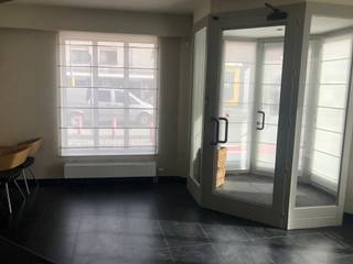 Gelijkvloerse kantoorruimte van 200 m². Zeer gunstig gelegen in centrum Hoogstraten.INDELING :InkomsasOnthaalruimte : 4,80 m x 4,80m : met balie en...