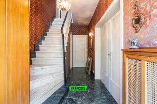 In het bruisende centrum van Zottegem, doch rustig gelegen, bieden wij u dit uiterst ruim renovatrieproject aan! Deze zeer solide woning beschikt...