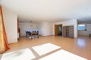 Zeer verzorgde, rustig gelegen en zeer energiezuinige woning met 3 slaapkamers, tuin en inpandige garage. Gelegen op een zonnig perceel en ideaal zuid-oost georiënteerd perceel van 282m² in een doodlopende straat nabij het dorpscentrum van Sint Antonius. De woning is instapklaar en werd de laatste jaren nog voorzien van 15 zonnepanelen (6450Wp), vernieuwd aluminium buitenschrijnwerk (incl. garagepoort) met HR+ beglazing, screens, vernieuwde cv-ketel, airco met warmtewisselaar enz. zodoende deze over energielabel A (score 78!) beschikt. Elektriciteit uiteraard conform AREI.<br /><br />INDELING: Inkomhal met gastentoilet - Vervolgens zeer lichte en open leefruimte/eetkamer met zicht op de zuid-oost georiëneerde tuin - Geheel ingerichte keuken voorzien van alle nodige toestellen - Verder is er een ruime garage met automatische poort met alle technische voorzieningen alsook aanpalende bergruimte. V1 omvat 3 ruime slaapkamers met meerdere voorzieningen qua bergruimte - Ruime badkamer voorzien van al het nodige. Tuin: Geheel aangelegd, geniet veel privacy en beschikt over een prima oriëntatie.<br /><br />BIJZONDERHEDEN: Doodlopende straat - Instapklare en vooral energiezuinige woning - EPC: 78 UC 3664504 - Elektriciteit conform - Asbestveilig - Energetische vernieuwingen - Stedenbouwkundige informatie in aanvraag - P&amp;G score: A - Huis kopen of verkopen in Zoersel? Bel 03 361 51 51 of via info@yvesvanpelt.be voor een gratis schatting.