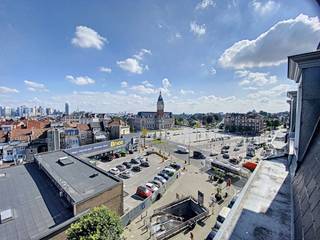 LAKEN - Lichtrijk 4 slaapkamer appartement te huur van 169m².Dit lichtrijk, ongemeubeld en ruim appartement telt 4 slaapkamers. Het is gelegen op...