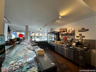 Bent u op zoek naar een interessant investeringspand? Dat hebben wij te koop voor jou!Deze commerciële ruimte is gelegen op een perfecte locatie met...