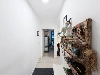 Dans la résidence Nieuw Brugge III, vous trouverez cet appartement lumineux et récent.L'espace de vie ouvert est le cœur de l'appartement, avec une transition fluide vers la cuisine entièrement équipée et une terrasse principale généreuse. Vous trouverez la paix dans la spacieuse chambre principale. La deuxième pièce offre de la flexibilité en tant que bureau ou salle de loisirs. La salle de bain dispose d'une douche à l'italienne moderne, d'une armoire de toilette avec miroir et d'un sèche-serviettes, de sorte que confort et utilisation pratique vont de pair. L'appartement dispose également d'un débarras pratique, où toutes les installations techniques sont cachées et où des connexions sont prévues pour le lave-linge et le sèche-linge.Disposition :2°V. : Hall d'entrée - chambre 1 (11 m²) - salle de bain (6 m²) - chambre 2 (15 m²) - séjour avec cuisine ouverte (30 m²) - débarras - toilettes séparéesGénéral- prix de location : 825,00 €/mois + 75,00 €/mois (frais généraux)- disponible à partir du 01/02/2026Le moyen le plus rapide pour visiter cette propriété ? Demandez votre visite via le bouton rose de notre site Web (www.dewaele.com) et vous serez contacté par notre expert en location.