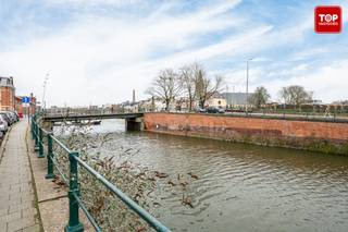 Op een strategische ligging nabij centrum Gent bevindt zich dit klassiek, ruim en lichtrijk appartement met staanplaats.<br /><br />In dit instapklare appartement (2011) in een kleinschalig gebouw geniet je van twee slaapkamers en een ruime woonkamer met aansluitend de keuken. Er is ook een aparte berging met plaats voor een wasmachine en een droogkast. De badkamer is uitgerust met een bad, lavabo en wc. Aan de achterkant van het appartement bevindt zich een groot terras, zuidwestelijk georiënteerd en zonder inkijk van buren. Als extra troef zijn er een staanplaats en een berging inbegrepen in de prijs.<br /><br />Aan het einde van de straat waar het appartement gelegen is, bevindt zich een groene oase van rust in het Coyendanspark en Portus Ganda, waar je in alle rust kunt ontspannen.<br />Het appartement bevindt zich ook in de buurt van het openbaar vervoer: er is een bushalte op ongeveer 100 meter afstand, en het Zwembad Van Eyck ligt op 200 meter van het appartement.<br />Het Station Gent-Dampoort ligt op 500 meter van je voordeur, waardoor je geniet van een vlotte treinverbinding naar de grote steden.<br /><br />Syndickosten +-100 euro/maand<br /><br />Momenteel verhuurd aan 1100 euro per maand<br /><br />Indien u interesse heeft aarzel dan zeker niet om contact op te nemen met Top Vastgoed voor een bezoek: 0475 700 700
