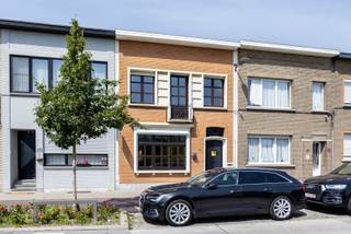 Bent u op zoek naar een woning met karakter, ruimte en toekomstpotentieel? Dan zal deze charmante woning u ongetwijfeld weten te bekoren. Achter de authentieke gevel schuilt een warme thuis met een unieke uitstraling, gekenmerkt door hoge plafonds, ruime leefruimtes en een aangename lichtinval.<br /><br />Bij het binnenkomen wordt u verwelkomd in een stijlvolle inkomhal met fraaie trappenhal en apart gastentoilet. Vanuit de hal bereikt u de ruime en lichtrijke woonkamer, die uitkijkt op de veranda en een aangename verbinding vormt met de tuin. Aansluitend bevinden zich de tweede leef-/eetruimte en de keuken, uitgerust met een dubbele spoelbak, vierpits gasfornuis met oven, dampkap en praktische inbouwkasten.<br /><br />Een absolute troef van deze woning is de uitzonderlijk ruime veranda, een heerlijke plek om het hele jaar door te genieten van het uitzicht op de tuin. Buiten wacht een verzorgde, aangelegde tuin met een gezellig overdekt terras en een tuinhuis: ideaal voor ontspanning, tuinliefhebbers of gezellige momenten met familie en vrienden.<br /><br />Op de eerste verdieping bevinden zich drie slaapkamers, waarvan één kamer voorzien is van praktische maatkasten. De badkamer beschikt over een ligbad, wastafel en toilet.<br />Daarnaast is er een ruime kelder met aansluitingen voor een wasmachine en droogkast, wat extra bergruimte en gebruiksgemak biedt.<br /><br />Troeven<br />✔ Authentieke oud-herenhuissfeer met hoge plafonds<br />✔ EPC-score C mogelijk mits dakisolatie<br />✔ Recent opgefrist (nieuwe ramen, elektriciteit en CV-ketel) <br />✔ Praktische en ruime kelder<br />✔ Woning met karakter én toekomstpotentieel<br />✔ Groene omgeving: de woning kijkt uit op domein Ertbrugge<br />✔ Interessant uitbreidingspotentieel: in het verleden werd een vergunning voor een extra verdieping goedgekeurd (onder voorbehoud van een nieuwe vergunningsprocedure)<br /><br />Interesse? Contacteer One vastgoed voor meer informatie of een bezoek via 03 360 85 30. Wij begeleiden u graag ter plaatse.