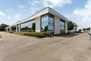 Good located office building with visibility on the Leuvensesteenweg. Different units can be linked together in order to create larger surface areas.<br />Parking ratio: 1/42 sqm<br />Parking outside: 500 €/place/year.<br />Archives: 86 sqm (50€/sqm).