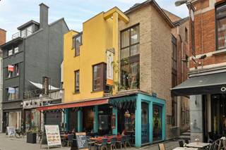 <p><span>**Opbrengsteigendom in hartje Leuven: handelsgelijkvloers en twee appartementen**</span><span><br /><br />Op de hoek van de </span><span>Parijsstraat</span><span> en de </span><span>Kroegberg</span><span> bevindt zich dit uitzonderlijke hoekpand. Het </span><span>handelsgelijkvloers</span><span> geniet van een uitstekende visibiliteit aan de Parijsstraat, zonder twijfel één van de meest gekende en gegeerde straten van Leuven. Dankzij de centrale ligging, om de hoek van de Grote Markt en de Oude Markt, profiteert het pand van een constante passage.<br /><br />Het handelsgelijkvloers bevat twee verdiepen, goed voor een oppervlakte van </span><span>270 m²</span><span>. Daarnaast beschikt het pand over een aansluitende kelderverdieping, ingericht met stockageruimte en sanitaire voorzieningen. Momenteel is het ingericht als horecazaak. <br /><br />De privatieve inkomhal van de residentiële entiteiten bevindt zich aan de Kroegberg. Via deze aparte ingang bereikt men de </span><span>fietsenberging</span><span> en een aangename buitenruimte. Het appartement aan de voorzijde heeft een oppervlakte van </span><span>79 m²</span><span> en het appartement aan de achterzijde </span><span>129 m²</span><span>. Beide entiteiten zijn momenteel </span><span>verhuurd</span><span> en zorgen onmiddellijk voor stabiele huurinkomsten. <br /><br />De jaarlijkse huuropbrengsten bedraagt 100.800,- EUR, goed voor een </span><span>netto rendement van 5,97%.</span><span> <br /><br /></span><span>Meer informatie of een bezichtiging ter plaatse? Contacteer ons via jacky@connect-immo.be of 0495 53 46 49</span><span><br /><br />EPC handels: label E - 3656429<br />EPC appartement: label F - 3656430 </span></p>