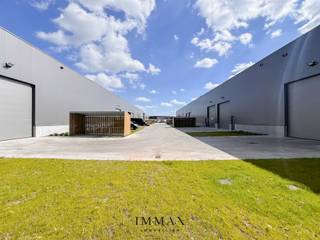 Het recent ontwikkelde bedrijventerrein Portis bestaat uit 49 moderne KMO-units, met oppervlaktes van 164 m² tot 1183 m². Deze units vormen een ideale uitvalsbasis voor lokale ondernemingen, start-ups en kleinschalige KMO’s.<br /><br />Gebouwd met hoogwaardige en milieuvriendelijke materialen, voldoen de units aan de strengste kwaliteits- en duurzaamheidsnormen. Ze zijn bovendien aantrekkelijk als investeringsobject, dankzij het potentieel voor een stabiel en interessant rendement!<br /><br />De units worden casco opgeleverd, wat de nieuwe eigenaar volledige vrijheid biedt om de inrichting af te stemmen op de eigen noden en activiteiten. Elke unit is standaard uitgerust met: individuele regenwaterput van 10.000l - sanitaire ruimte - lichtarmaturen - geïsoleerde sectionaalpoort (4,5m B op 4,8m H) met aparte toegangsdeur - min. 2 parkeerplaatsen - brievenbus. Mogelijkheid tot het installeren van zonnepanelen bovenop de unit. <br /><br />Troeven: <br />- Strategische ligging ~ AA-locatie met uitstekende bereikbaarheid<br />- Ruime manoeuvreerruimtes voor vrachtwagens en opleggers <br />- Instapklare entiteiten<br />- Duurzame wegenis in betonverharding (geen asfalt)<br />- Ruime laad- en loszones <br />- Voldoende parkeergelegenheid <br />- Vrije hoogte van 6m<br /><br />Voor verdere informatie of vrijblijvend bezoek contacteer Céline op 0476 60 60 23 of mail naar celine@immax.be
