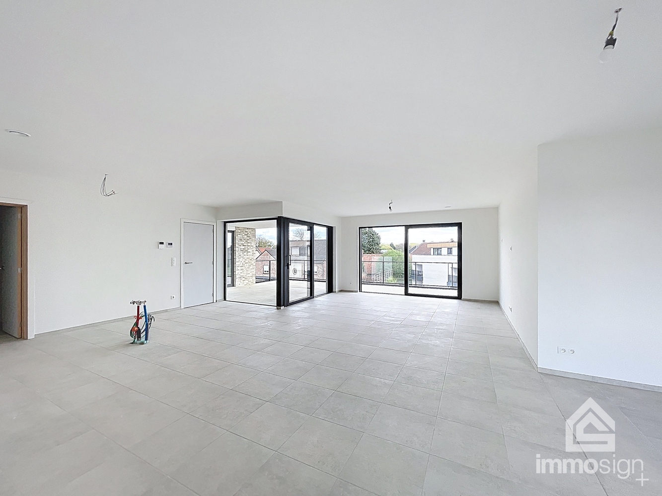 Instapklaar penthouse met 2 slaapkamers, ruim terras, 2 parkeerplaatsen en berging te Kinrooi - foto 3