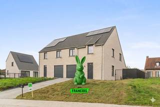 In de Kleine Stadenstraat 48C in Hooglede vinden we deze instapklare halfopen bebouwing terug, gebouwd in 2022 en tot in de puntjes afgewerkt met...