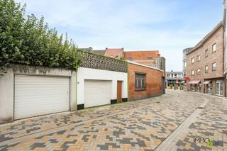 ZELF NIET ONMIDDELLIJK BEWOONBAAR: INVESTERING IN VASTGOED OP LIJFRENTE! MEER INFO: https://www.immo2life.be/nl/te-koop-op-lijfrente?view=detail&id=1267 Het boeket bedraagt 75.000 EURO en de maandelijkse rente 709 EURO. Deze rente moet betaald worden gedurende een maximumtermijn van 15 jaar. Na deze periode behoudt de verkoper (M 72 jaar) het levenslang gratis recht van bewoning. U zal NOOIT de geschatte waarde van 320.000 EURO betalen. Bovendien blijft de betaling van de onroerende voorheffing ten laste van de verkoper zolang hij het recht van bewoning behoudt.Het betreft een gunstig gelegen stadswoning met 3 slaapkamers, aparte garage (26 m²) en gezellige binnenkoer, gelegen op een perceel van 136 m² nabij het centrum van Boom. Deze woning was een voormalige antiekwinkel en heeft heel wat authentieke en karaktervolle elementen. Dankzij de centrale ligging geniet u van een vlotte bereikbaarheid met winkels, scholen en openbaar vervoer in de nabije omgeving (mobiscore 8,7/10). Het centrum van Boom bevindt zich op korte afstand, net als belangrijke verbindingswegen zoals de A12 en de N16, die zorgen voor een snelle aansluiting richting Antwerpen, Brussel en Mechelen.De eigenaar heeft geen rechtstreekse erfgenamen en wenst zo lang mogelijk te blijven wonen in zijn vertrouwde woning en te genieten van zijn oudere dag. In 2024 werden het zadeldak en de platte daken volledig vernieuwd én geïsoleerd, bovendien werden er ook nieuwe dakgoten geplaatst.De indeling is als volgt:Gelijkvloers: inkomhal met trap naar de kelder en de 1ste verdieping, ruime en gezellige leefruimte, bureau, lichtrijke keuken, apart toilet. Via de keuken bereikt men de binnenkoer en de aparte garage die uitkomt in de Advokaatstraat.1ste verdieping: nachthal met vaste trap naar de zolderverdieping, 2 slaapkamers, badkamer (voorzien van douche, wastafel en toilet).Zolderverdieping: een volledig geïsoleerde ruimte met 3de slaapkamer.Kelderverdieping: droge, praktische kelder.
