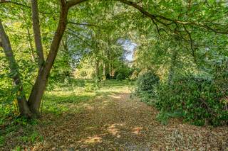 We vinden dit <span>unieke bouwperceel </span><span><span> in</span></span> de Hertogenlaan, een rustige en kindvriendelijke straat in het residentiële en "groene" Linden.<br />Dit perceel biedt een zeldzame combinatie van een mooie grootte, <span>indrukwekkende straatbreedte</span> (42 m) en -diepte (52 m) én een <span>uitstekende Zuid oriëntatie.</span> Hierdoor zijn er bijzonder mooie mogelijkheden voor de realisatie van een ruime vrijstaande villa.<br />Bouwgronden met deze kenmerken zijn bijzonder schaars (lees : onbestaande) in Linden.<br />Bouwvoorschriften (lot 224 - zie vastgoedinfo):<br />bouwvrije zijdelingse strook: 8 m<br />maximale bouwdiepte: 18 m<br />bouwbreedte: minimaal 14 m en maximaal 22 m<br />maximale kroonlijsthoogte: 5,9 m vanaf het normale grondpeil<br />Een unieke opportuniteit voor wie royaal en rustig wil wonen in één van de meest geliefde residentiële omgevingen nabij Leuven, mét een uitzonderlijk bouwperceel als extra troef.<br /><br />Voor meer info kan u mij bereiken via ludovic@immojanstas.be of 0496/522123.<br /><br />Bijkomende info (bodemattest, vastgoedinfo, enz...) kan U hier downloaden ↓