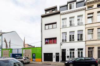 Bent u op zoek naar een compleet gerenoveerde en bemeubelde woning met 3 slaapkamers en buitenruimte? Dan is deze zeer ruime woning vlakbij Park Spoor Noord misschien wel wat u zoekt! <br /><br />Indeling: <br />U betreedt de woning via de inkomhal, waar u in de gang de aansluiting voor de wasmachine en droogkast kan terugvinden. <br />Op de eerste verdieping vindt u de volledig geïnstalleerde keuken, de lichte woonkamer, de gezellige buitenruimte met pizza oven en het aparte toilet. <br />Op de tweede verdieping bevinden zich 1 slaapkamer, een badkamer en een polyvalente ruimte, alsook een tweede buitenruimte. <br />Op de derde verdieping vindt u nog twee ruime slaapkamers. <br /><br />Pluspunten: <br />- Toplocatie nabij Park Spoor Noord <br />- Compleet gerenoveerde en bemeubelde woning met twee gezellige buitenruimtes <br />- Eventueel staanplaats bij te huren aan €125/maand<br />- Beschikbaarheid: 1/11/2026<br /><br />Voor meer informatie kan u steeds contact opnemen met One vastgoed!