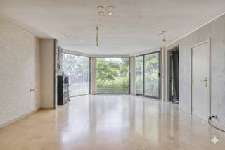 Deze charmante woning bevindt zich langs de Bruggesteenweg in Gits met een ruim perceel en prachtige verzichten. Aan de voorzijde beschikt ze over...