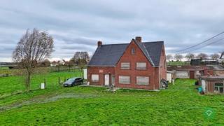 Rustig gelegen alleenstaande woning op een grondoppervlakte van 8.507 m² en bestaande uit: living - keuken - bureau - berging - wasplaats -...