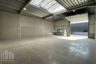 Deze nieuwe KMO-unit van<strong> +/- 169 m²</strong> maakt deel uit van het nieuwbouw state-of-the-art bedrijvenpark ''<strong>MG PARK ARSELA</strong>'' bestaande uit 12 KMO-units. <br /><br />De casco bedrijfsruimte (brandklasse C) heeft een vrije hoogte van 5m en wordt opgebouwd uit een staalconstructie, in combinatie met een betonplint en geïsoleerde sandwichpanelen. De loods is toegankelijk via een automatische sectionale poort (4 m B x 4,2 m H). Daarnaast is de unit uitgerust met een lichtdoorlatend rookluik, polybetonvloer en een geïsoleerd dak.  Bovendien is er aanwezigheid van een regenwaterput van 5.000 liter en is het dak voorzien van een draagvermogen voor zonnepanelen: 0,15 kN/m². <br /><br />Aanwezigheid van<strong> 1 privatieve parkeerplaats</strong>, met daarnaast ruime parkeergelegenheid op de site. Voorziene beschikbaarheid: in overleg. Fantastisch gelegen langs de bedrijvige Deinsesteenweg, met een vlotte verbinding naar de E17 en E40 en een centrale ligging in Tielt.<br /><br />Contacteer <strong>PANORAMA B2B</strong> voor bijkomende (technische) inlichtingen, plannen of een vrijblijvend plaatsbezoek <strong>050 300 800</strong>.