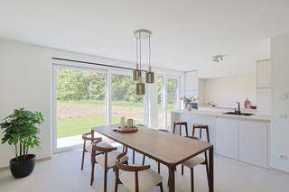 Hectaar realiseert lichtrijke, energiezuinige en praktisch ingerichte nieuwbouwwoningen in een kleinschalig project te Willebroek (Tisselt).<br />Deze woningen genieten van een zeer centrale ligging met een makkelijke verbinding naar invalswegen, winkels en scholen. Ideaal voor wie comfortabel wil wonen met alle voorzieningen binnen handbereik.<br /><br />Bij elke woning krijgt de koper de mogelijkheid om volledig inspraak te hebben in de inrichting en afwerking. In samenwerking met onze vaste partnerleveranciers kies je zelf de materialen en afwerking volgens jouw smaak en budget – zo maak je van deze woning écht jouw thuis.<br /><br /><strong>Indeling Lot 05:</strong><br />Gelijkvloers: Inkomhal met gastentoilet en vestiaire, ruime en lichtrijke leefruimte met open keuken (43,89m²) en praktische berging. <br />Verdieping: Nachthal, drie volwaardige slaapkamers (15,87m² - 12,46m² - 9,46m²), aparte toilet en een badkamer uitgerust met ligbad, inloopdouche en dubbele lavabomeubel<br />Zolder; bereikbaar via zolderluik<br /><br /><strong>Troeven van deze woningen:</strong>
<ul>
	<li>Energiezuinig en toekomstgericht wonen</li>
	<li>Voorzien van lucht/water warmtepomp, zonnepanelen en vloerverwarming</li>
	<li>Regenwaterput van 7.500 liter aangesloten op toiletten, wasmachine en buitenkraan</li>
	<li>gunstig west-georiënteerde percelen met optimale lichtinval</li>
</ul>
Wens je meer informatie? Contacteer ons vandaag nog voor bijkomende details of een afspraak op ons kantoor te Ternat.<br />(Foto’s zijn referentiebeelden van voorgaande projecten)
