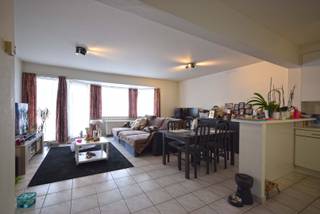 Dit appartement is gelegen op het 2e verdiep van de Res. Arcade in centrum Roeselare, langs de Brugsesteenweg 35.<br />Appartement is verhuurd wat een meerwaarde is naar beleggers toe, of kan aangekocht worden voor eigen bewoning. <br /><br />Bestaande uit inkom, woonplaats met open keuken voorzien van kookplaat met dampkap, oven en frigo.<br />Living is voorzien van een balkon uitgevend op de Brugsesteenweg.<br />Gastentoilet.<br />Badkamer is voorzien van een lavabomeubel met opbergkasten en ligbad.<br />Twee slaapkamers voorzien van rolluiken.<br />Berging.<br /><br />Terras achteraan lopend over beide slaapkamers waar het rustig toeven is.<br /><br />Verwarming elektrische accumulatie.<br />Overal dubbel glas.<br /><br />Kelderberging nr. 7 is inbegrepen en biedt extra bergruimte.
