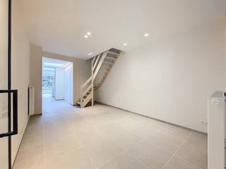 Cette maison spacieuse et entièrement rénovée avec trois chambres complètes et un agréable jardin est située dans la Maaltebruggestraat. Une...