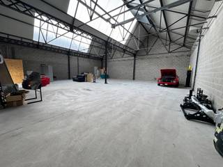 KALKEN - Deze nieuwbouw KMO-unit van maar liefst 266m² bevindt zich in een nieuwe ontwikkeling 'De Weverij' van 30 units. De ligging is bijzonder aantrekkelijk door de nabijheid van de E17 en R4.<br /><br />De geïsoleerde unit is voorzien van een sectionaalpoort (4,25m x 4m) en aparte toegangsdeur, aansluiting regenwater (gefilterd), aansluiting stadswater, internet, toilet en kabelgoten voor lichtpunten.<br /><br />Verder zijn er 2 staanplaatsen inbegrepen met de mogelijkheid tot het plaatsen van een laadpaal.<br /><br />De vrije hoogte bedraagt 5,3m.<br /><br />AK: € 50/maand<br /><br />Voor meer info of bezoek: 053/60.65.60
