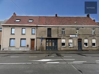 Tot in de puntjes gerenoveerde woning met magazijn op goede, commerciële ligging.Ontdek deze volledig gerenoveerde woning met aansluitend ruim...