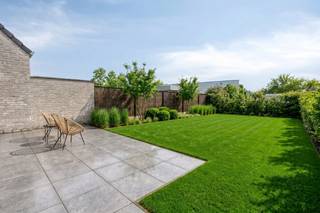 <p>Welkom in deze prachtige halfopen woning, gelegen aan de De Niepte in Lebbeke. Met een perceeloppervlakte van 310 vierkante meter biedt dit huis een ideale basis voor een warm en comfortabel gezinsleven. De woning, gebouwd in 2026, beschikt over een slimme indeling met maar liefst drie slaapkamers, een badkamer, een ruime woonkamer, een eetkamer en een functionele keuken. Het gehele pand is perfect uitgevoerd en staat garant voor modern wonen met alle nodige gemakken binnen handbereik.</p>
<p>Op de begane grond vindt u niet alleen een uitnodigende leefruimte, maar ook een praktische zolder die kan dienen als extra opslagruimte of creatieve plek. Met twee parkeerplaatsen in de directe nabijheid is dit huis ook deze praktische kant weer doorgetrokken. Geniet van de fantastische ligging en de mogelijkheden die deze woning te bieden heeft. Dit is een plek waar u met veel plezier jarenlang kunt wonen. Bent u benieuwd naar de mogelijkheden? Neem gerust contact met ons op voor meer informatie.</p>