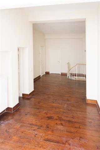 SAINT-GILLES (Rue Defacqz 91) Ideaal gelegen tussen de Avenue Louise en de Place du Chatelain: licht appartement met twee slaapkamers en een binnenplaats. Mooi duplexappartement van ± 100 m²: 2 slaapkamers (16 m² en 13 m²), ingerichte keuken, 1 grote woonkamer van 31 m², 2 doucheruimtes (douche, wastafel, toilet), eigen binnenplaats. Beschikbaar vanaf 01/09/20026. Huurprijs: 1.290 EUR Kosten: 50 EUR (gemeenschappelijke kosten en water)<br />Huurwaarborg: 2 maanden. EPC: D (187 kWh/m²/jaar en 37 CO₂/m²/jaar).<br />Info & bezichtigingen uitsluitend per e-mail via LMEERT@TREVI.BE