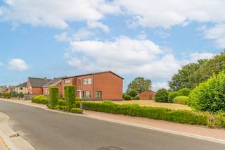 Ruime eengezinswoning met 5 slaapkamers, schuur en weiland op een perceel van ruim 5.676 m²
Deze ruime eengezinswoning is rustig gelegen te midden van de velden en biedt een unieke kans voor wie op zoek is naar rust, ruimte en tal van mogelijkheden.
De woning bevindt zich op een perceel van 1.716 m². Daarnaast is de achterliggende weide van 3.960 m² inbegrepen in de vraagprijs. Deze weide is bereikbaar via de gemeenteweg naast de woning en is daardoor ideaal voor het houden van dieren of andere buitenactiviteiten.
Bij de woning hoort bovendien een te renoveren schuur van maar liefst 178 m², die tal van mogelijkheden biedt voor opslag, een hobbyruimte, een atelier of het uitbouwen van een dierenverblijf.
Op het gelijkvloers betreedt u de woning via de inkomhal, die toegang geeft tot de ruime en lichtrijke leefruimte. Aansluitend bevindt zich de keuken met eetplaats. Verder beschikt de woning over een aangename veranda en twee grote inpandige garages. Eén van deze garages is uitgerust met een douche en een toilet.
Op de eerste verdieping bevinden zich vijf volwaardige slaapkamers, waardoor de woning uitermate geschikt is voor grote gezinnen of wie extra kamers wenst in te richten als bureau of hobbyruimte. Daarnaast vindt u er een apart toilet en een badkamer die is uitgerust met zowel een ligbad als een douche.
Deze eigendom is de ideale thuis voor liefhebbers van rust, ruimte en dieren. Dankzij de royale oppervlakte van het perceel, de inbegrepen weide en de vele uitbreidings- en renovatiemogelijkheden biedt deze woning een uitzonderlijk potentieel.